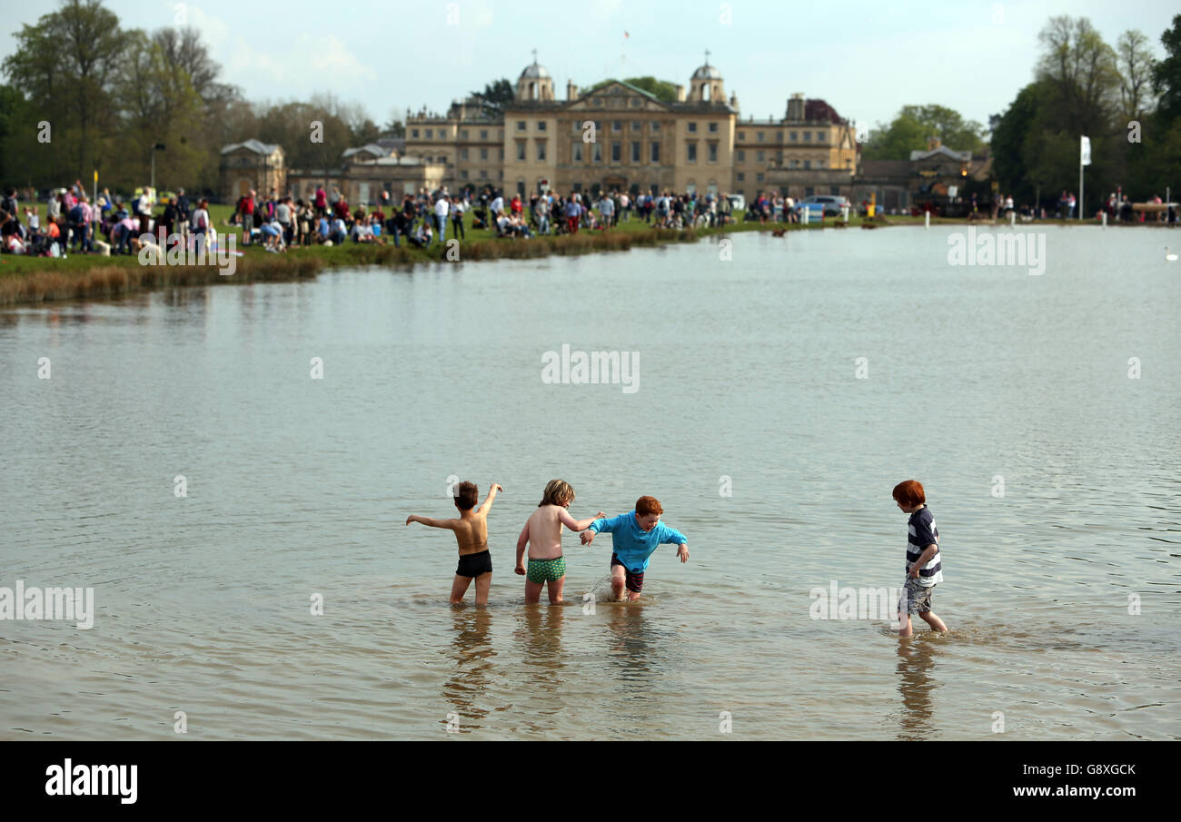 Am vierten Tag der 2016 Mitsubishi Motors Badminton Horse Trials spielen Kinder nach dem Ende der Cross-Country-Phase im See. DRÜCKEN SIE VERBANDSFOTO. Bilddatum: Samstag, 7. Mai 2016. Siehe PA Geschichte REITEN Badminton. Bildnachweis sollte lauten: Steve Parsons/PA Wire Stockfoto