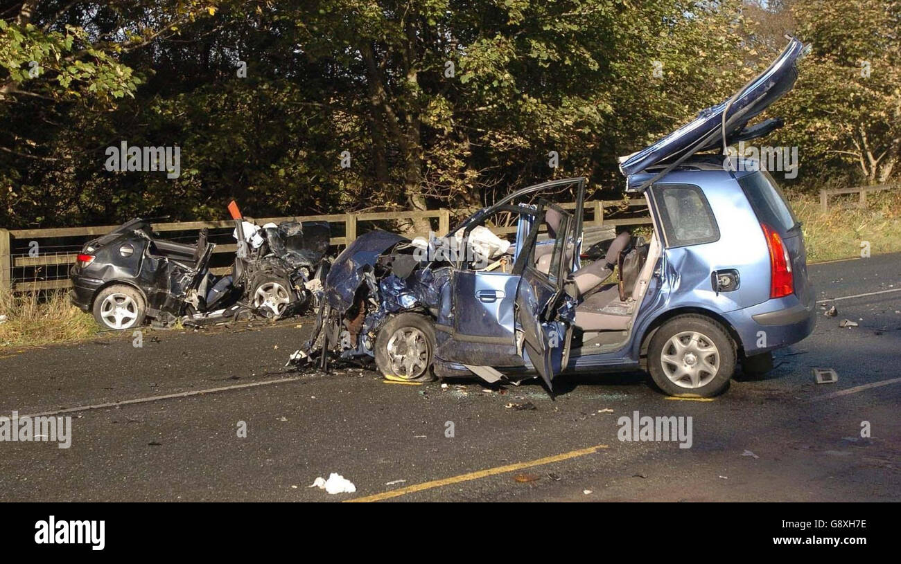 Ein Mazda People Carrier und Peugeot 306, Samstag, den 8. Oktober 2005, der in der Nähe von Quigleys Point Co. Donegal, Irland, in einen Unfall verwickelt war, bei dem fünf Menschen ums Leben kamen. Siehe PA Geschichte POLIZEI Crash PRESS ASSOCIATION Foto. Bildnachweis sollte lauten: PA Stockfoto