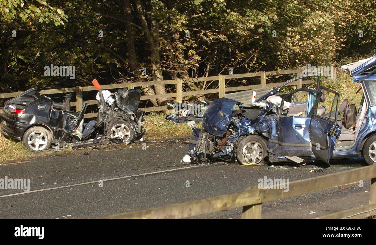 Ein Mazda Volks Carrier und Peugeot 306, Samstag, 8. Oktober 2005, die in einem Unfall letzte Nacht, die das Leben von fünf Menschen, in der Nähe von Quigleys Point Co. Donegal. Siehe PA Geschichte POLIZEI Crash PRESS ASSOCIATION Foto. Bildnachweis sollte lauten: PA Stockfoto