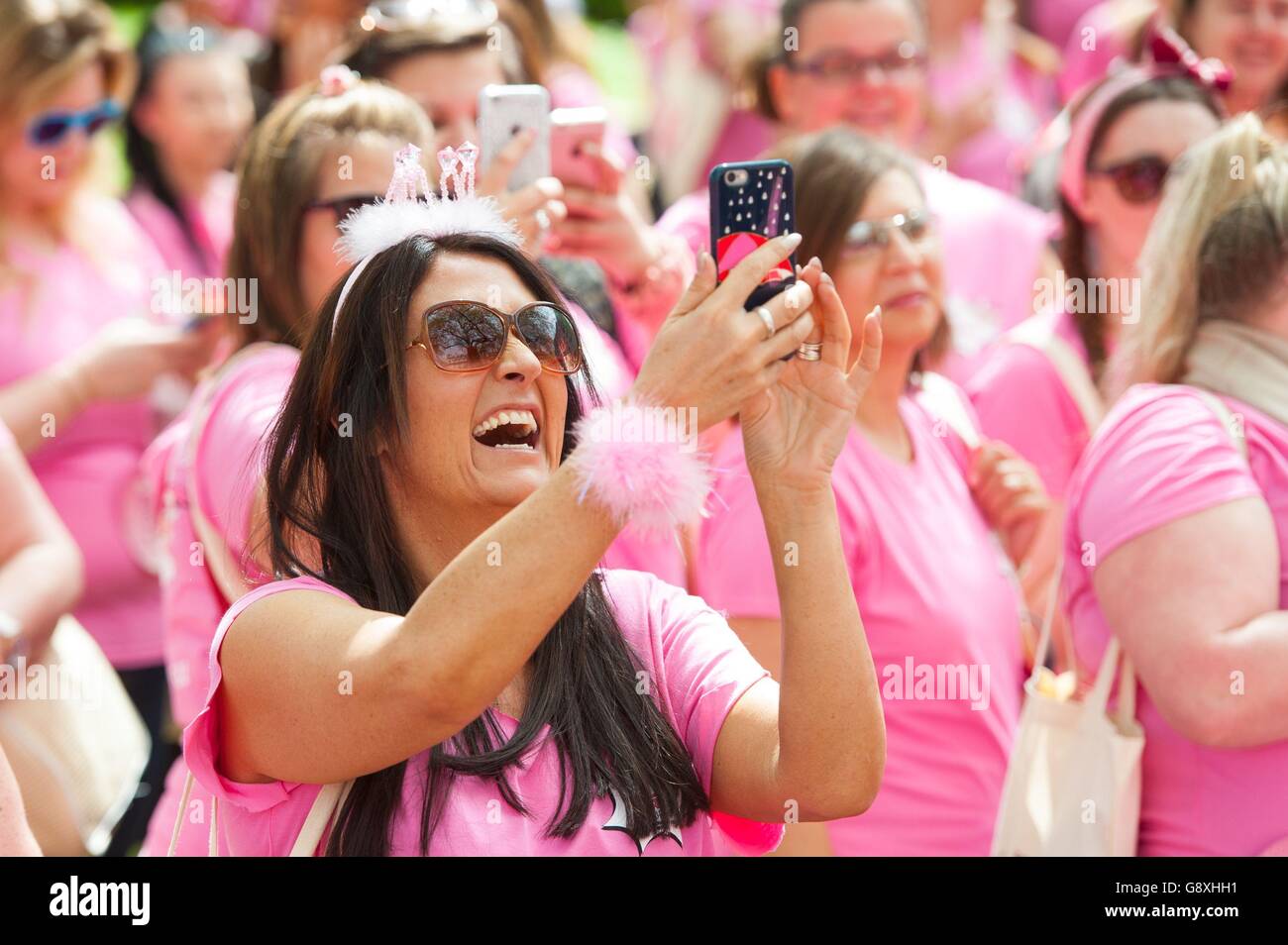 Walkers am Anfang des Bold is Beautiful March im Zentrum von London, organisiert von Benefit Cosmetics, um Geld für Look Good Feel Better und Refuge zu sammeln. Stockfoto