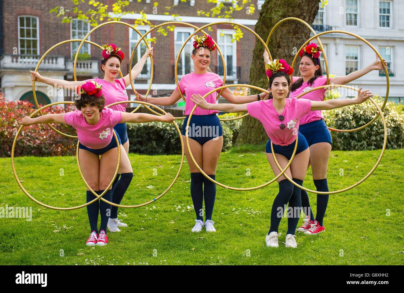 Marawa's Majorettes zu Beginn des Bold is Beautiful Marsches im Zentrum von London, organisiert von Benefit Cosmetics, um Geld für Look Good Feel Better und Refuge zu sammeln. Stockfoto