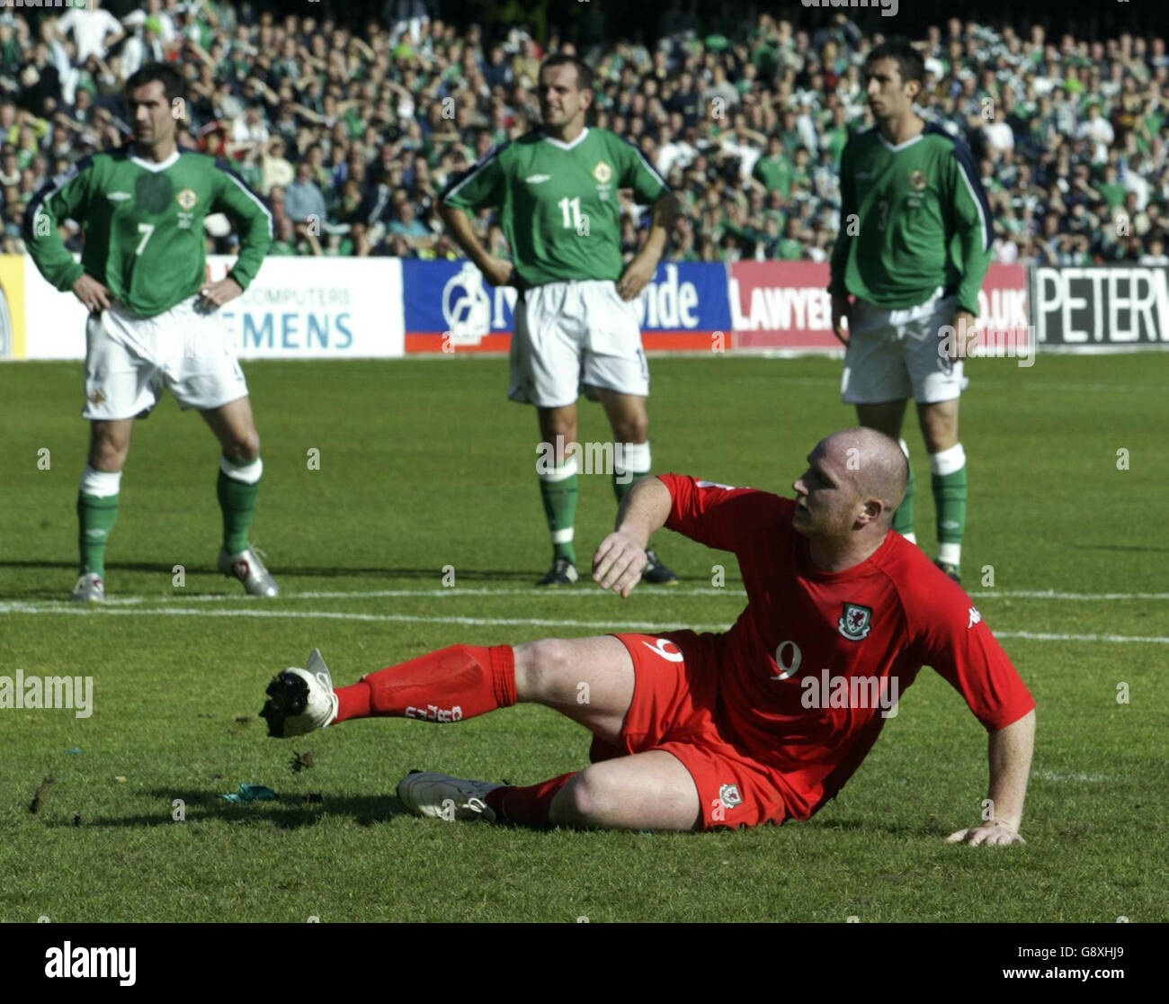 Der walisische John Hartson rutscht nach einem verpassten Elfmeterstoß während des WM-Qualifikationsspiel gegen Nordirland am Samstag, 8. Oktober 2005, im Windsor Park, Belfast. DRÜCKEN SIE VERBANDSFOTO. Das Foto sollte lauten: Nick Potts/PA. Stockfoto