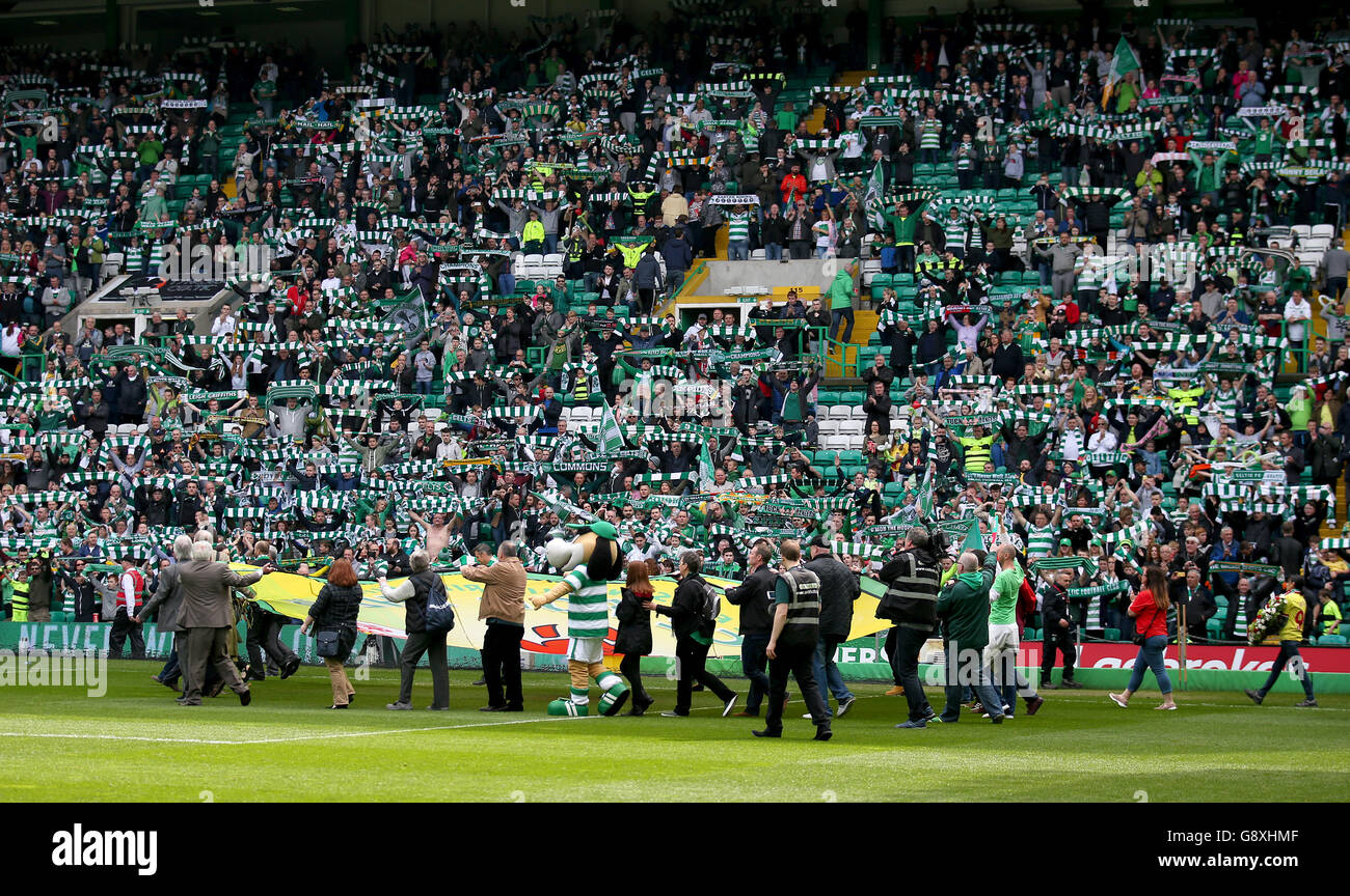 Celtic-Fans singen „You'll never walk alone“, bevor sie einen Kranz zu Ehren der Opfer der Hillsborough-Katastrophe niederlegen und vor dem Ladbrokes-Spiel der schottischen Premiership im Celtic Park in Glasgow Unterstützung für den Liverpool Football Club zeigen. Stockfoto