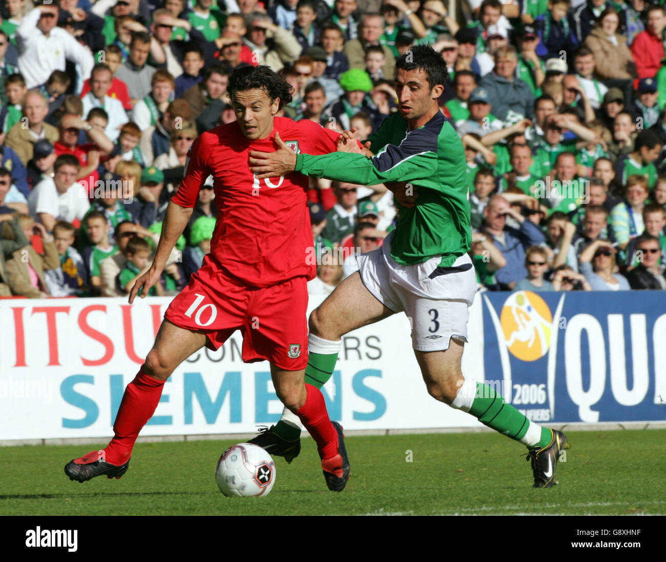 Der walisische Simon Davies (L) erhält eine Strafe nach einem Foul des nordirischen Tony Capaldi während des WM-Qualifikationsspiel im Windsor Park, Belfast, am Samstag, 8. Oktober 2005. DRÜCKEN SIE VERBANDSFOTO. Das Foto sollte lauten: Nick Potts/PA. Stockfoto