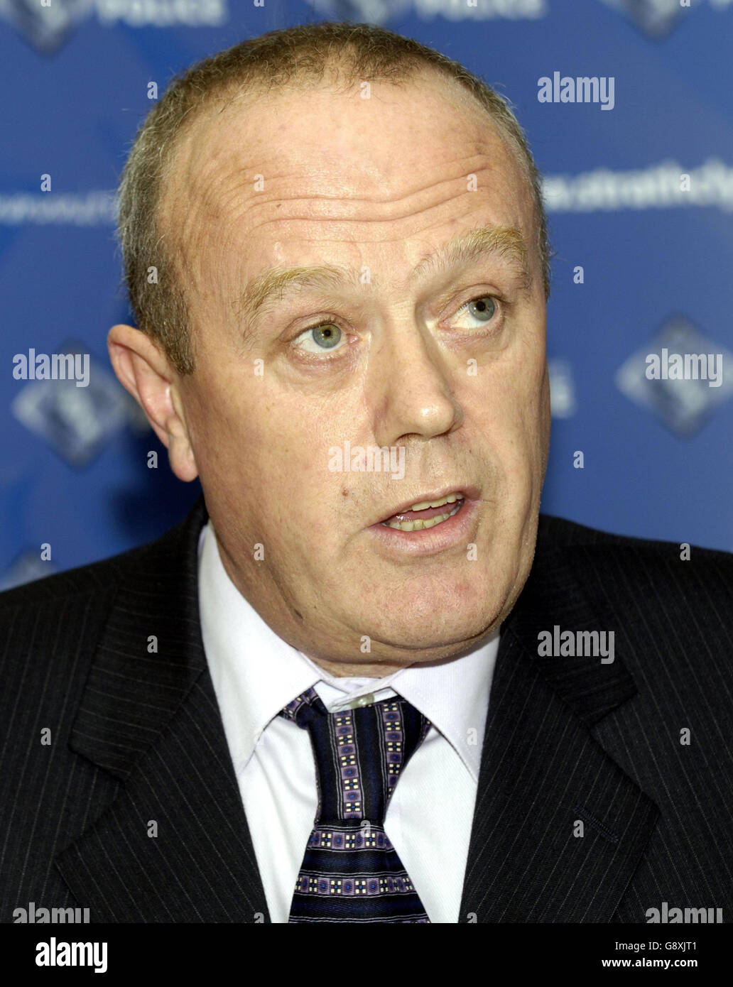 Detective Superintendent Kenny Watters spricht auf einer Pressekonferenz über den Mord der 34-jährigen Farah Noor Adams, Strathclyde Polizeistation, Montag, 10. Oktober 2005. Farahs Leichnam wurde am Freitagmorgen von Arbeitern am Ufer des Flusses Kelvin in Glasgow entdeckt. Es wird vermutet, dass Farah, die pakistanischer Herkunft war, kurz nachdem sie ihre achtjährige Tochter in der Schule abgesetzt hatte, auf dem Kelvin-Gehweg kraftlos gegangen war. Achten Sie auf den Polizeifluss von PA Story. DRÜCKEN SIE VERBANDSFOTO. AUF DEM FOTO SOLLTE DANNY Lawson/PA STEHEN Stockfoto