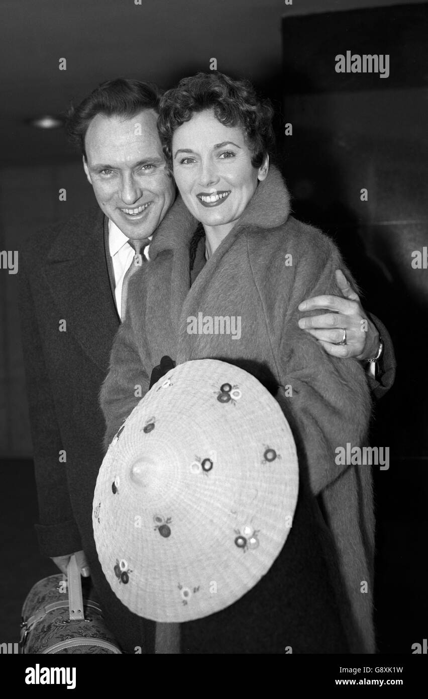 Mit einem Strohhut ist die Sängerin Pearl Carr zusammen mit ihrem Mann Teddy Johnson am Flughafen London auf die Sonne vorbereitet. Sie sollen an Bord eines BEA-Liners fliegen und nach Mallorca fliegen. Stockfoto