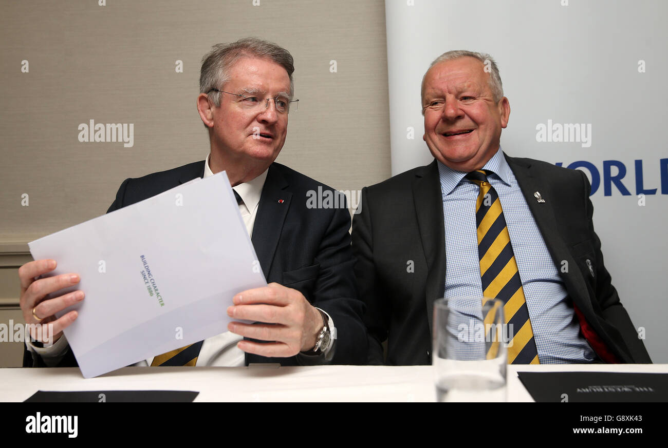 Der neue Vorsitzende des World Rugby, Bill Beaumont, und der scheidende Vorsitzende Bernard Lapasset (links) während der Pressekonferenz im Westbury Hotel, Dublin. Stockfoto