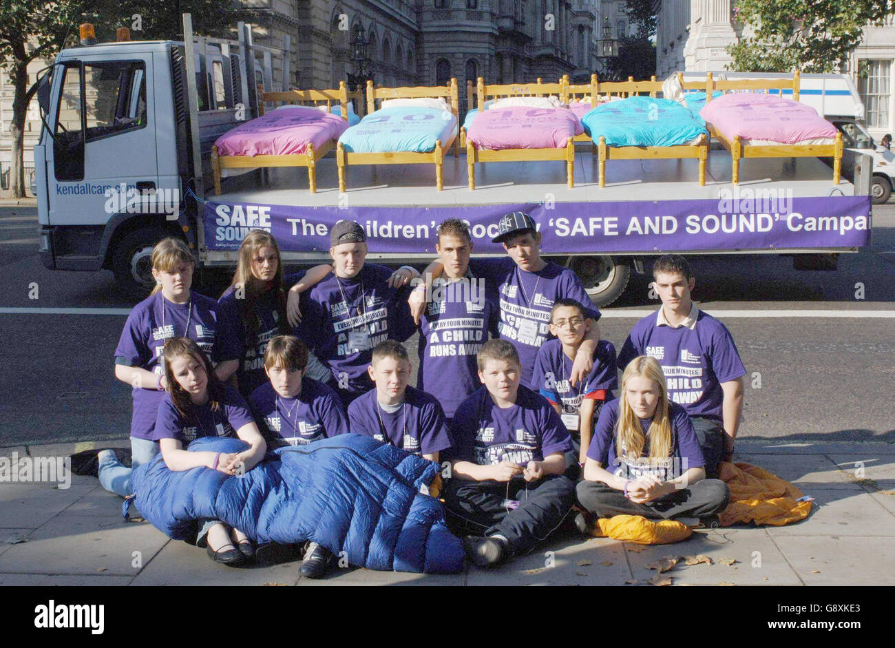 Ehemalige Ausreißer in der Nähe der Downing Street 10, heute Montag, der 10. Oktober 2005, mit einem von zwei Lastwagenbetten, um neue Forschungen der Kindergesellschaft zu veröffentlichen, die zeigen, dass es nur 10 Betten für die geschätzten 100 gibt, 000 Runaways in Großbritannien jedes Jahr Watch for PA Story SOCIAL Children. DRÜCKEN SIE VERBANDSFOTO. DAS FOTO SOLLTE FIONA Hanson/PA LAUTEN Stockfoto