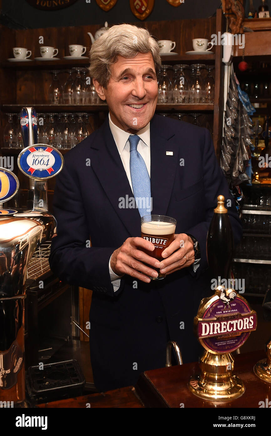 US-Außenminister John Kerry, nachdem er ein Pint Young's Bitter im King's Arms Pub in Oxford gezogen hatte. Stockfoto