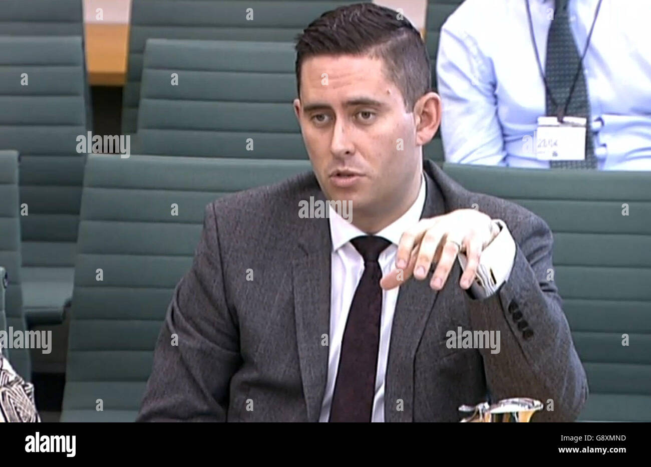 Tom Blenkinsop MP, Vorsitzender der All Party Parliamentary Group for the Steel and Metal Related Industry, gibt dem Business, Innovation and Skills Committee im Portcullis House, London, Beweise über die Krise in der Stahlindustrie und die Bemühungen, Tausende von Arbeitsplätzen zu retten. Stockfoto