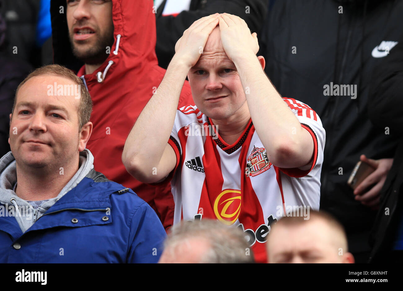 Ein Sunderland-Fan hat sich während des Barclays Premier League-Spiels im Britannia Stadium, Stoke-on-Trent, in den Tribünen niedergeschlagen. Stockfoto