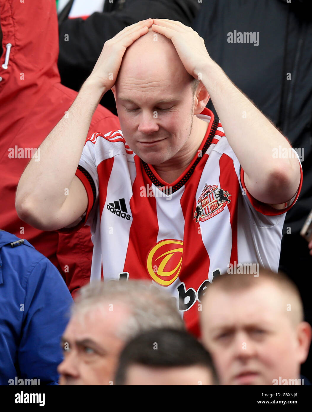 Ein Sunderland-Fan hat sich während des Barclays Premier League-Spiels im Britannia Stadium, Stoke-on-Trent, in den Tribünen niedergeschlagen. Stockfoto