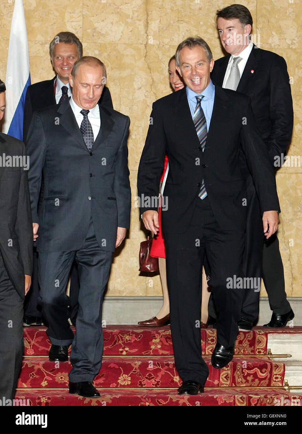 Der britische Premierminister Tony Blair (R) mit dem russischen Präsidenten Wladimir Putin am Dienstag, den 4. Oktober 2005, im Lancaster House in London zu Beginn des EU-Russland-Gipfels. Siehe PA Geschichte POLITIK Russland. DRÜCKEN Sie VERBANDSFOTO. Bildnachweis sollte lauten: Michael Stephens/WPA Rota/PA. Stockfoto