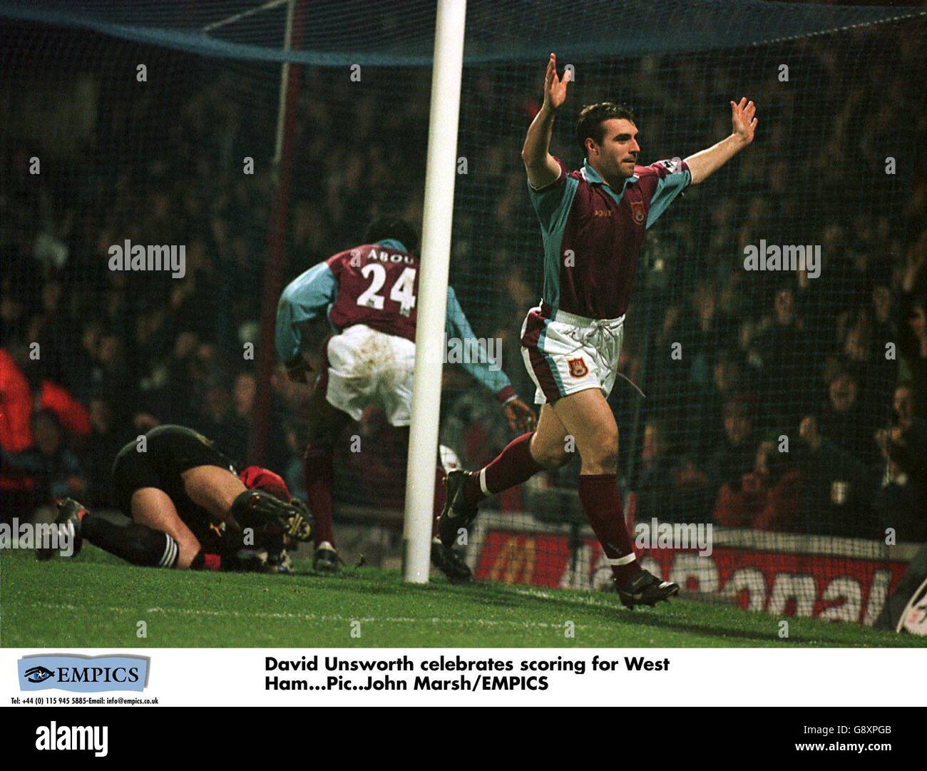 Fußball - FA Carling Premiership - West Ham United / Crystal Palace. David Unsworth von West Ham United (rechts) feiert das Tor, als Teamkollege Samassi Abou (Mitte) den Ball aus dem Netz holt Stockfoto