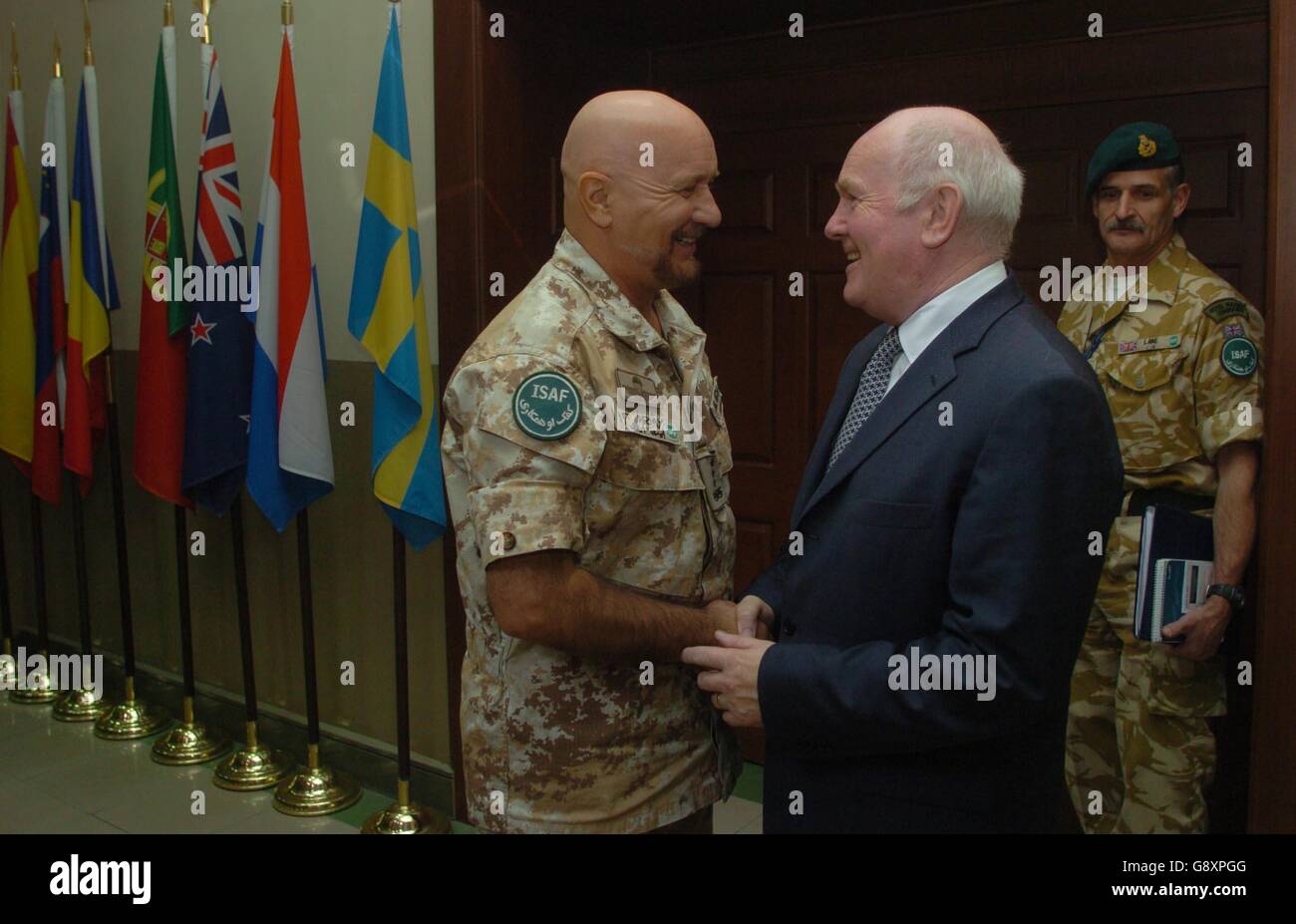 Der Verteidigungsminister John Reid trifft Generalleutnant Mauro Del Vecchio im Hauptquartier der Internationalen Sicherheits- und Assitanztruppe (ISAF) in Kabul, Afghanistan. Der Verteidigungsminister John Reid war im Land, um die Situation dort draußen zu analysieren und mit eigenen Augen die friedenserhaltenden Maßnahmen zu sehen, an denen britische Truppen derzeit beteiligt sind, bevor weitere britische Streitkräfte eingesetzt werden, die ab dem nächsten Frühjahr dort eintreffen sollen. Stockfoto