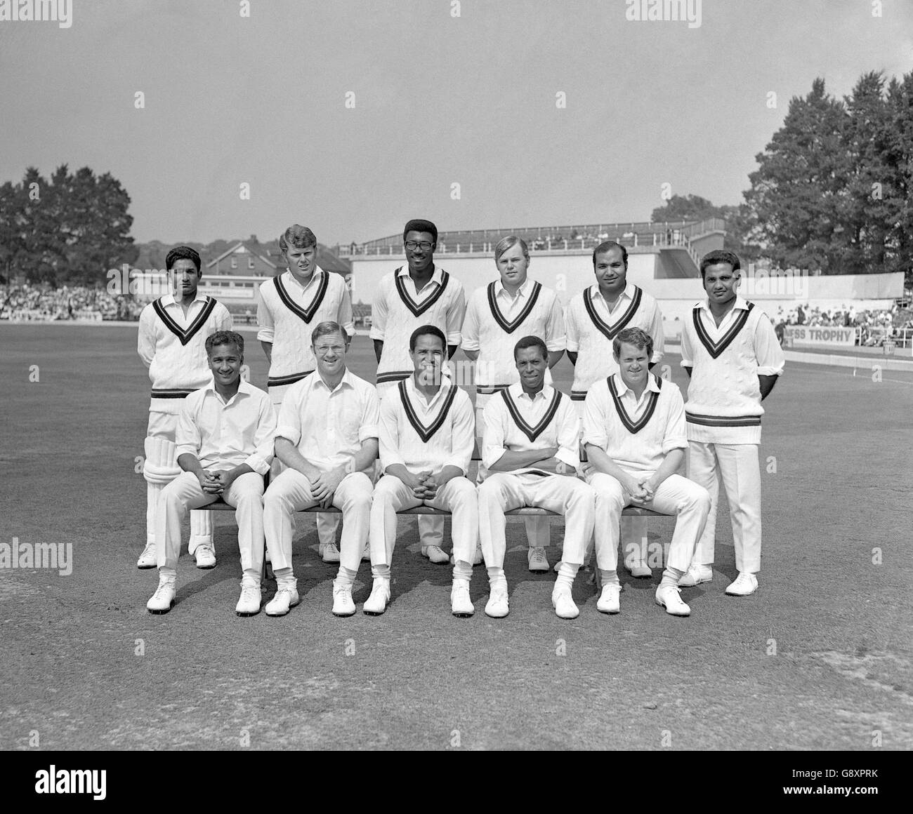 Rest der World XI-Teamgruppe (zurück l-r) Deryck Murray, Barry Richards, Clive Lloyd, Mike Procter, Intikhab Alam, Mushtaq Mohammad. (Vorne l-r) Rohan Kanhai, Eddie Barlow, Garry Sobers, Lance Gibbs, Graeme Pollock Stockfoto