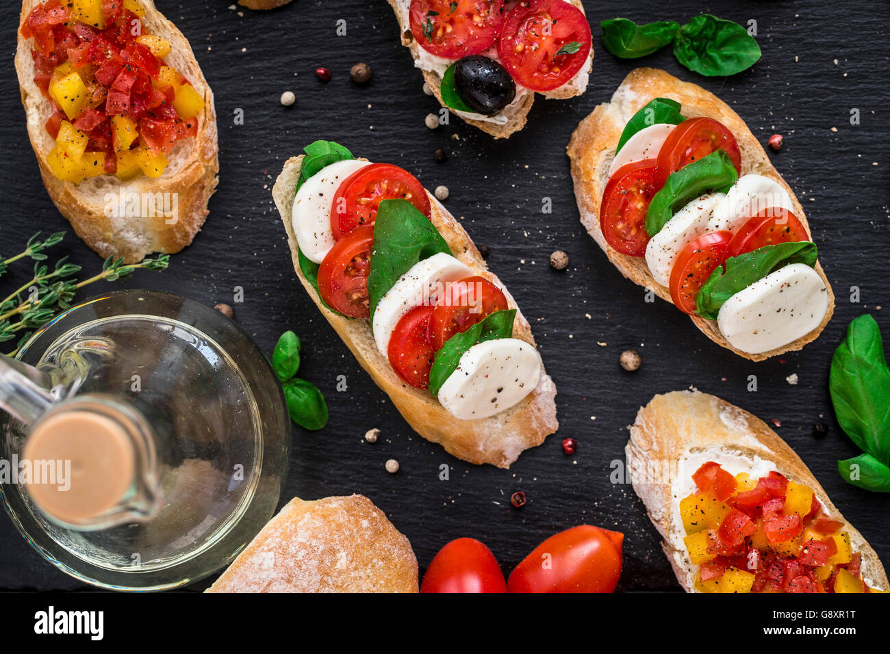 Italienische Bruschetta mit Tomaten, Mozzarella-Käse und Kräutern Stockfoto
