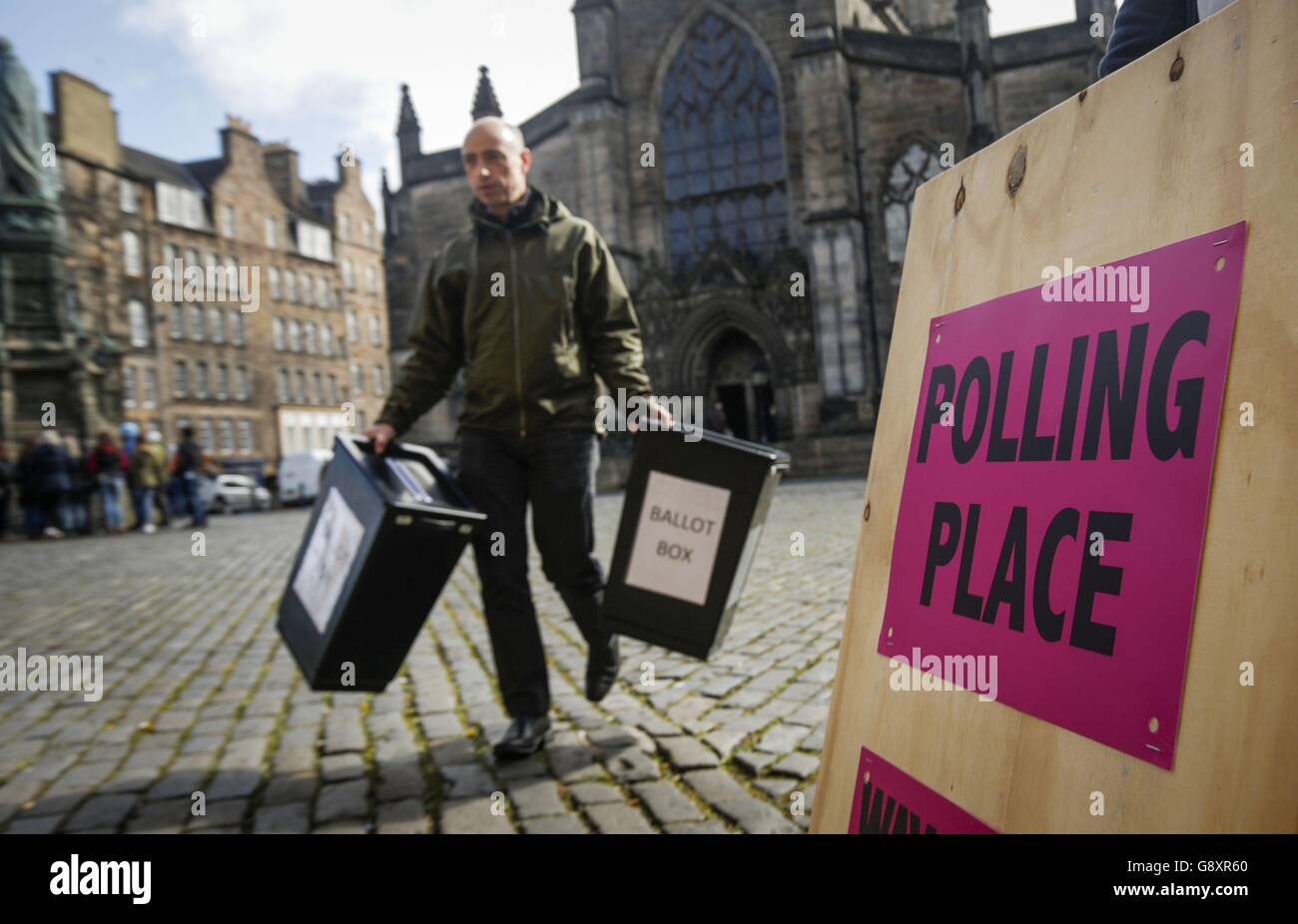 Logistikmanager George Gaunt führt Wahlurnen, während Mitarbeiter des Edinburgh council Schilder und Materialien für die Einrichtung des Wahllokals der Lothian Chamber vor der schottischen Parlamentswahl am Donnerstag liefern. Stockfoto