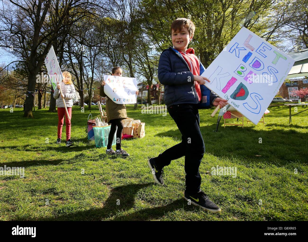 Eltern veranstalten mit ihren Kindern eine Kundgebung im Preston Park in Brighton, um gegen umstrittene SATs-Tests für sechs- und siebenjährige zu protestieren. Stockfoto