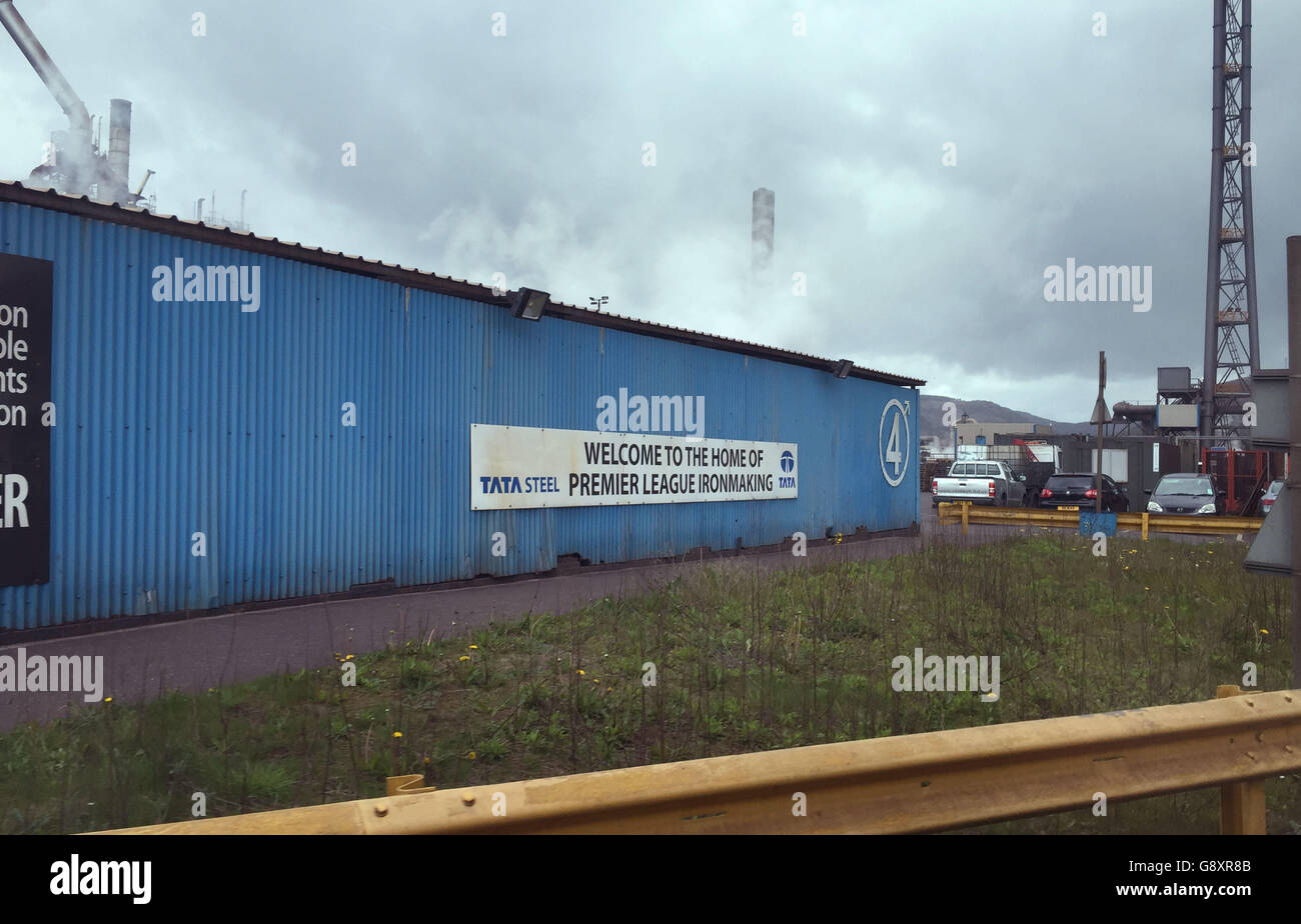 Ein Schild vor dem Hochofen Nummer vier bei Port Talbot Steel Works, da Liberty House bestätigt hat, dass es ein formelles Angebot zum Kauf der britischen Vermögenswerte von Tata Steel unterbreiten wird. Stockfoto