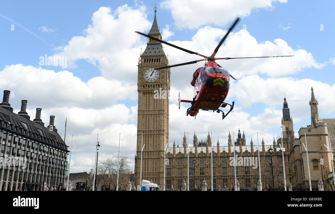 Der London Air Ambulance hebt vom Parliament Square in London ab, nachdem berichtet wurde, dass ein Mann von der Westminster Bridge gefallen ist. Stockfoto