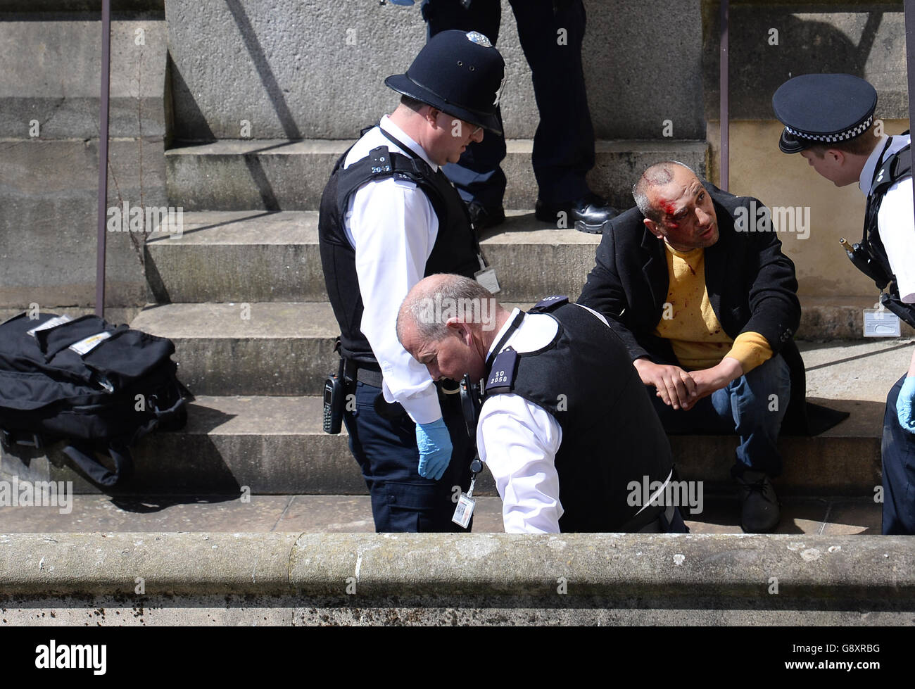 Ein Mann ist von der Polizei umgeben, nachdem er Berichten zufolge von der Westminster Bridge in London gefallen ist. Stockfoto