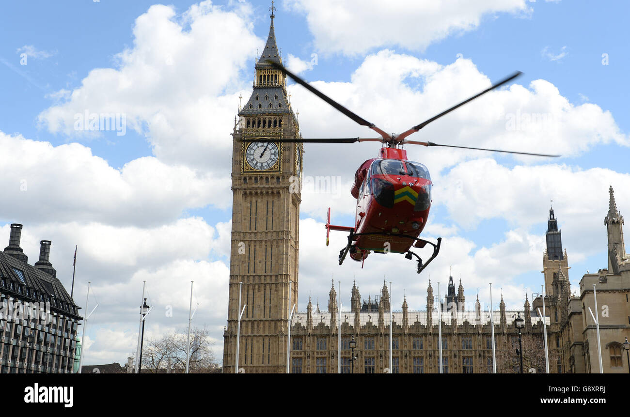 Der London Air Ambulance hebt vom Parliament Square in London ab, nachdem berichtet wurde, dass ein Mann von der Westminster Bridge gefallen ist. Stockfoto