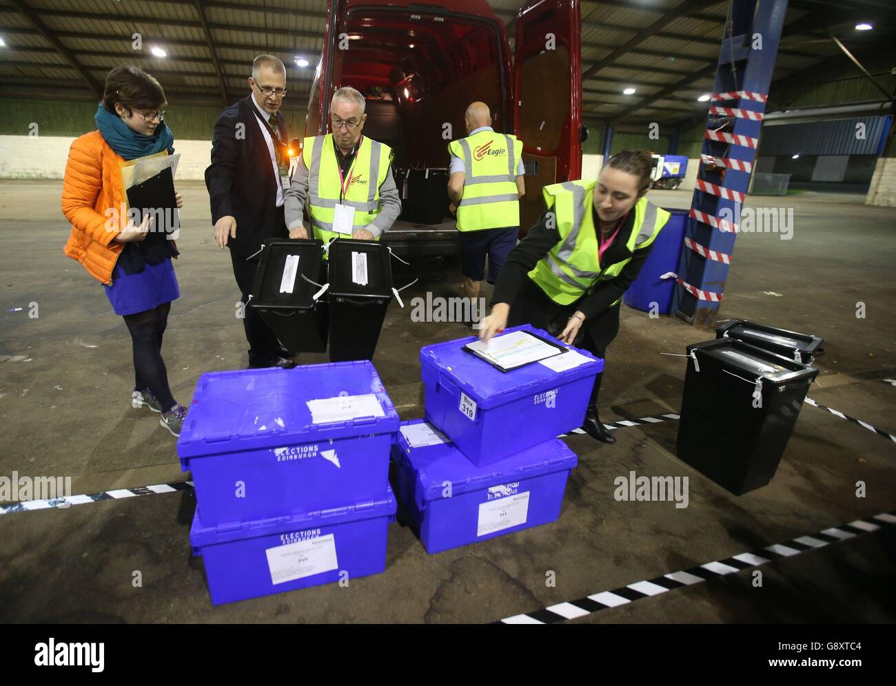 Die Wahlurnen der schottischen Parlamentswahl kommen mit dem Van im Royal Highland Centre, Ingliston, Renfrewshire an. Stockfoto