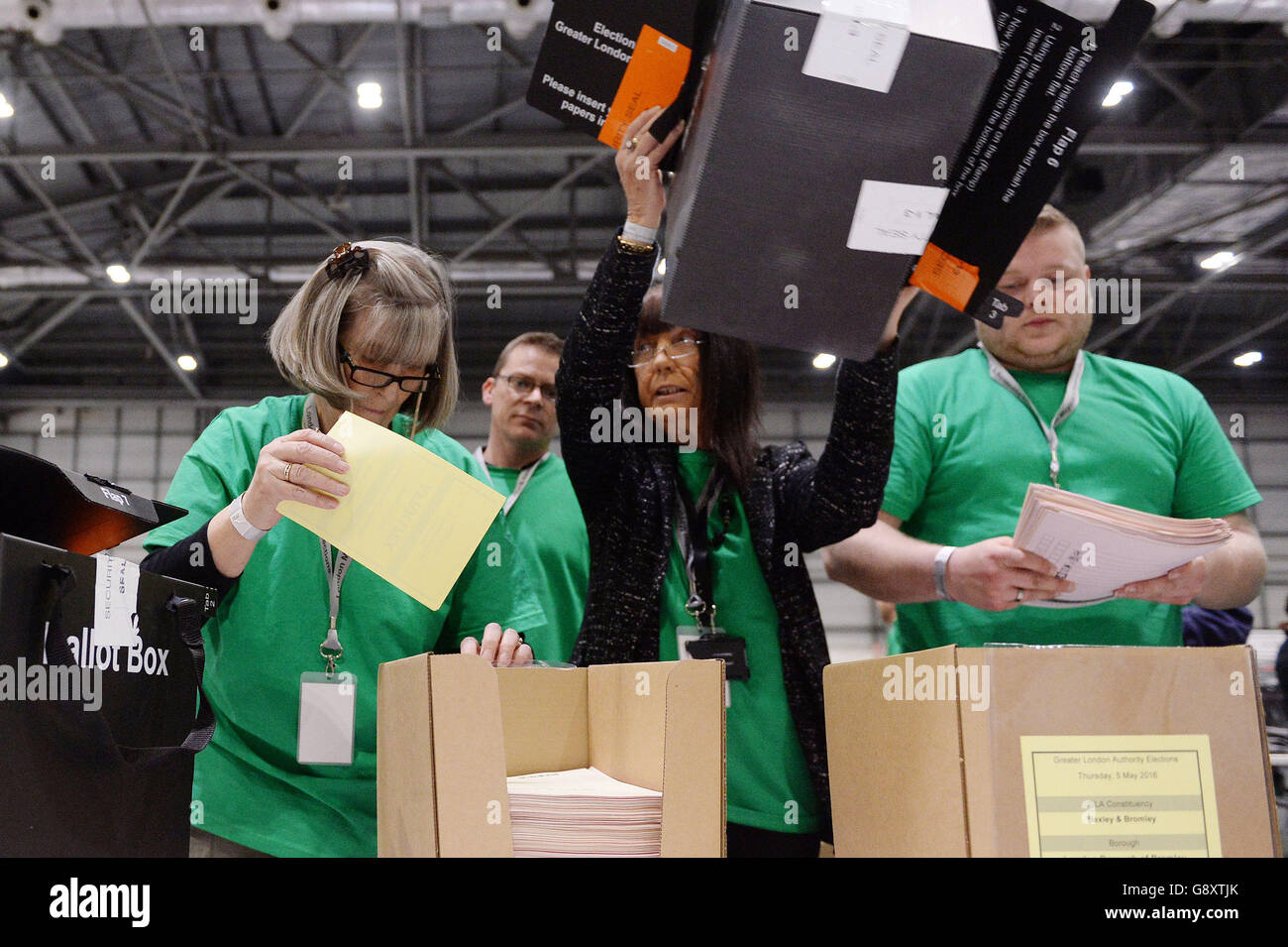 Die Mitarbeiter des Excel Centers im Osten Londons sortieren Stimmzettel, die am Donnerstag bei den Wahlen des Londoner Bürgermeisters und der Londoner Versammlung abgegeben wurden. Stockfoto