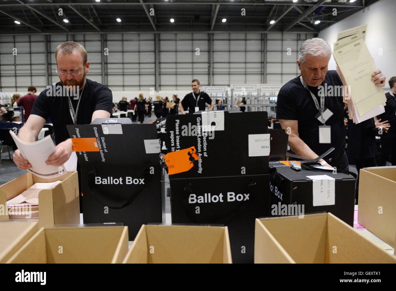 Die Mitarbeiter des Excel Centers im Osten Londons sortieren Stimmzettel, die am Donnerstag bei den Wahlen des Londoner Bürgermeisters und der Londoner Versammlung abgegeben wurden. Stockfoto
