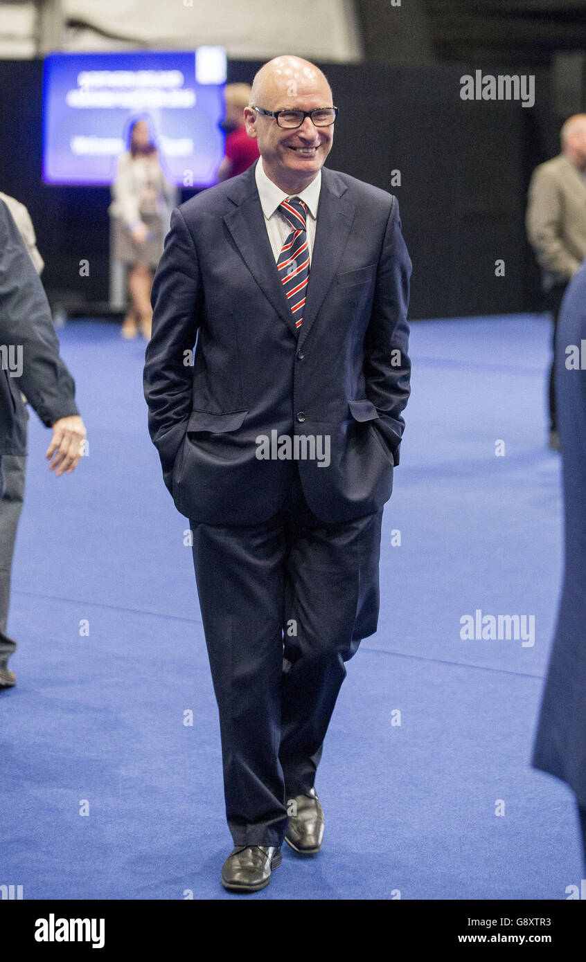 Billy Hutchinson, PUP-Kandidat für Belfast North, im Titanic Exhibition Centre in Belfast, wo die Stimmenauszählung bei den Parlamentswahlen in Nordirland fortgesetzt wird. Stockfoto