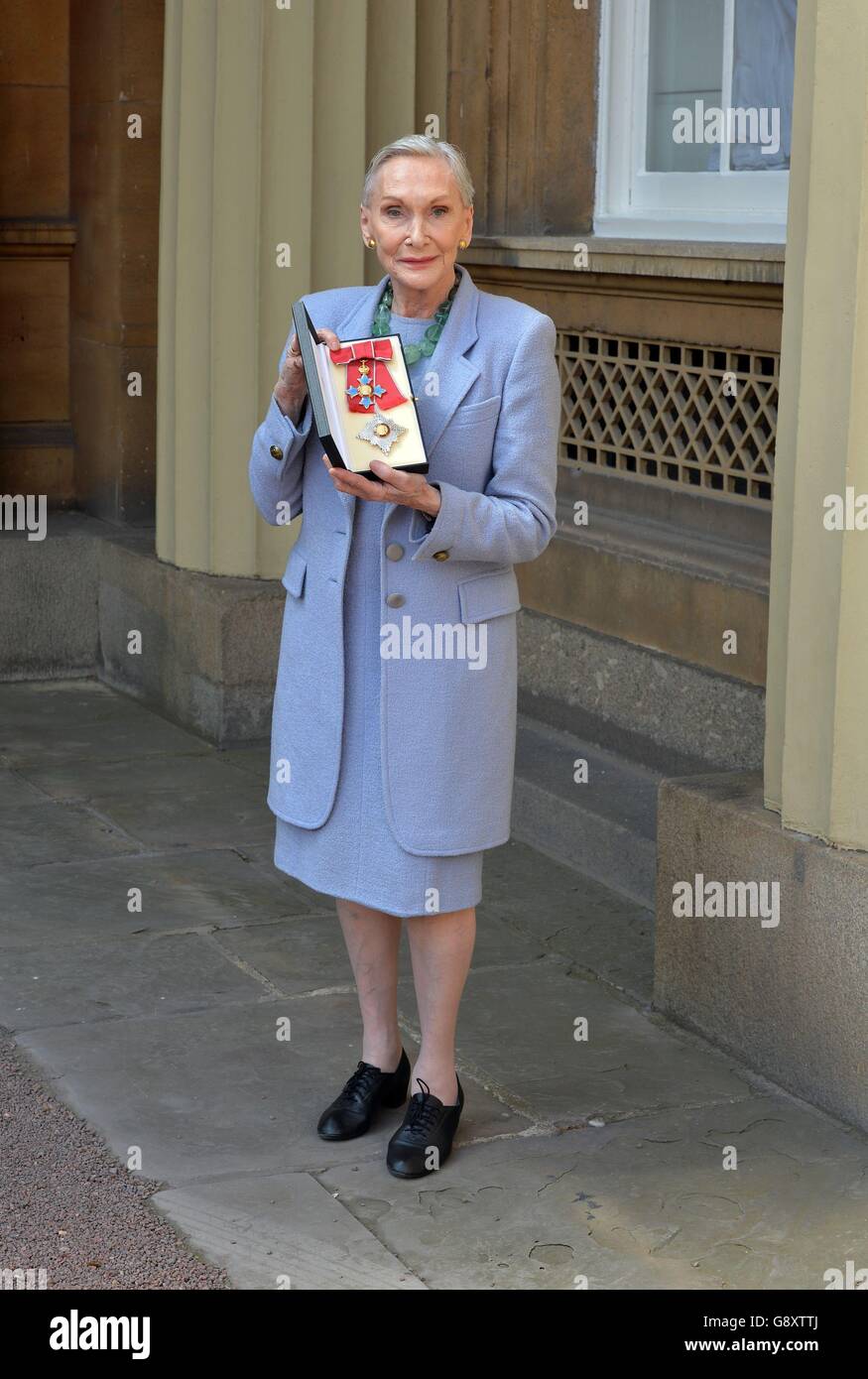 Die Schauspielerin Sian Phillips posiert, nachdem sie vom Prinz von Wales bei einer Investiturzeremonie im Buckingham Palace, London, zur Dame Commander des Britischen Empire ernannt wurde. Stockfoto