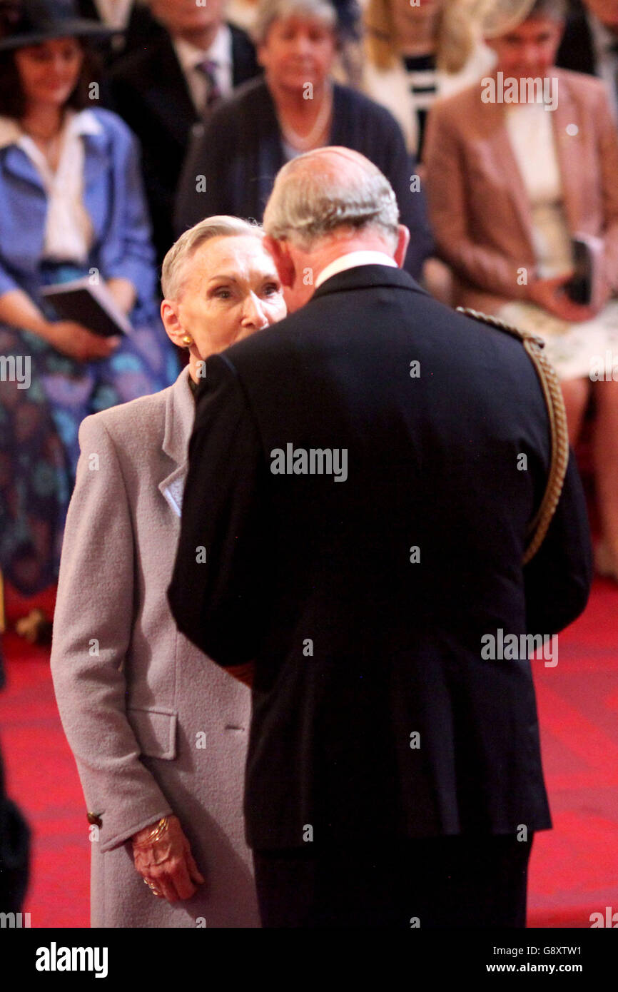 Die Schauspielerin Sian Phillips wird vom Prinz von Wales bei einer Investiturzeremonie im Buckingham Palace, London, zur Dame Commander des Britischen Empire ernannt. Stockfoto