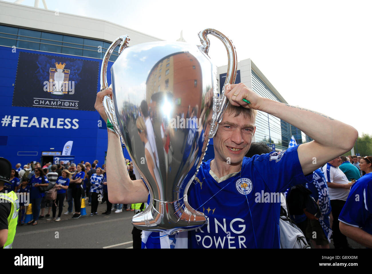 Leicester City gegen Everton - Barclays Premier League - King Power Stadium. Ein Leicester City-Fan vor dem King Power Stadium vor dem Start Stockfoto