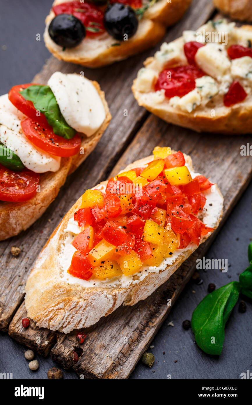 Italienische Bruschetta mit Tomaten, Kräutern und Öl auf geröstetes knuspriges Ciabatta-Brot Stockfoto