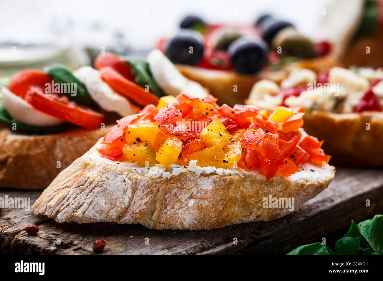 Italienische Bruschetta mit Tomaten, Kräutern und Öl auf geröstetes knuspriges Ciabatta-Brot Stockfoto