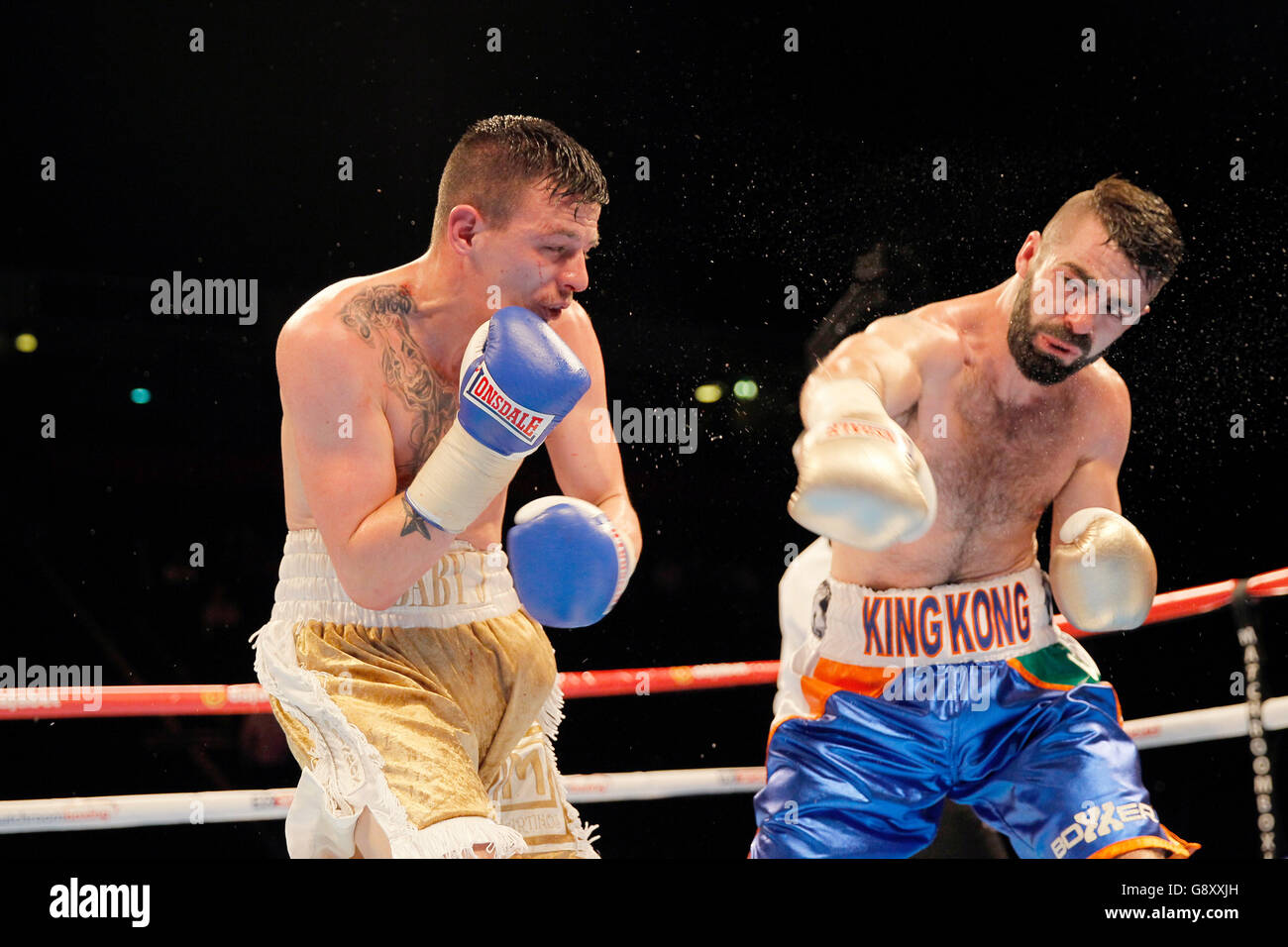 Jono Carroll (rechts) und Jordan Ellinson beim Super-Featherweight Contest in der Manchester Arena. DRÜCKEN Sie VERBANDSFOTO. Bilddatum: Samstag, 7. Mai 2016. Siehe PA Story BOXING Manchester. Bildnachweis sollte lauten: Richard Sellers/PA Wire Stockfoto