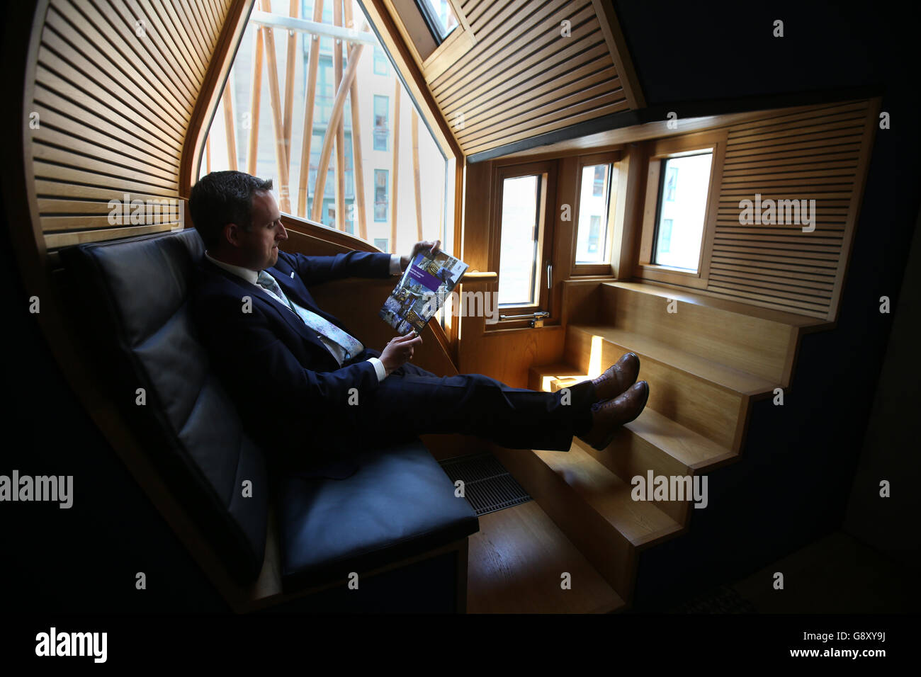 Der neu gewählte Liberaldemokrat Alex Cole-Hamilton in seinem Büro in Edinburgh, nach den schottischen Wahlen. Stockfoto