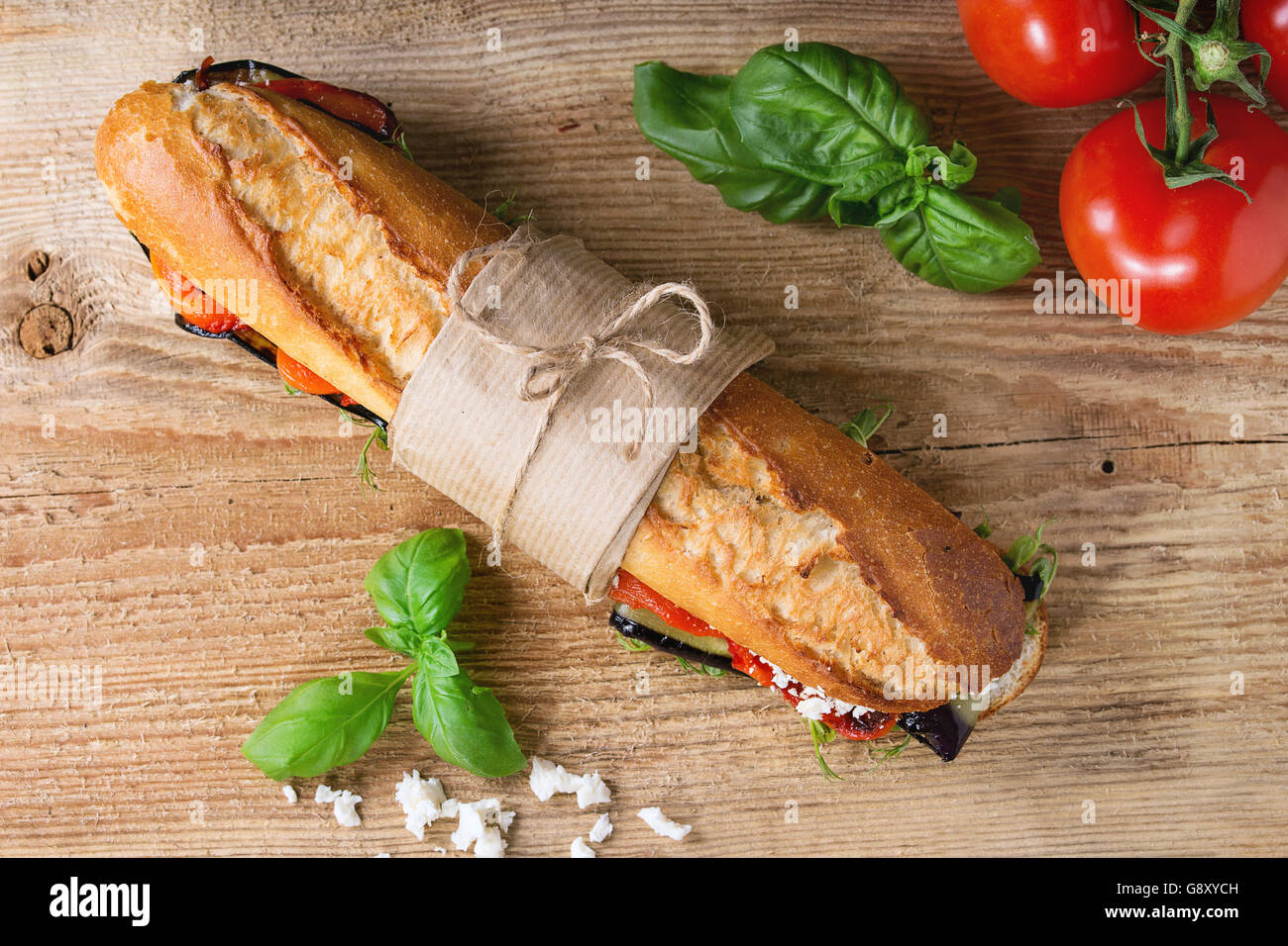 Tapeziert vegetarische Baguette u-Boot-Sandwich mit gegrillter Aubergine, Paprika und Feta-Käse auf Holz hacken über dunkel an Bord Stockfoto