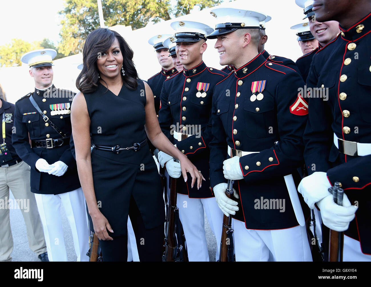 First Lady Michelle Obama trifft den stillen Bohrzug des US-Marine Corps vor der Eröffnungsfeier der Invictus Games Orlando 2016 auf der ESPN Wide World of Sports in Orlando, Florida. Stockfoto
