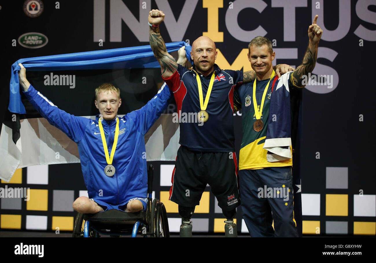 Der Leichtgewichtler Michael Yule (Mitte) feiert, nachdem er bei den Invictus Games 2016 bei der ESPN Wide World of Sports in Orlando, Florida, der erste Goldmedaillengewinnerin Großbritanniens wurde, neben dem Silbermedaillengewinnerin Raigo Roots (Estland, links) und dem Bronzemedaillengewinnerin Christopher Collins (Australien, rechts). Stockfoto