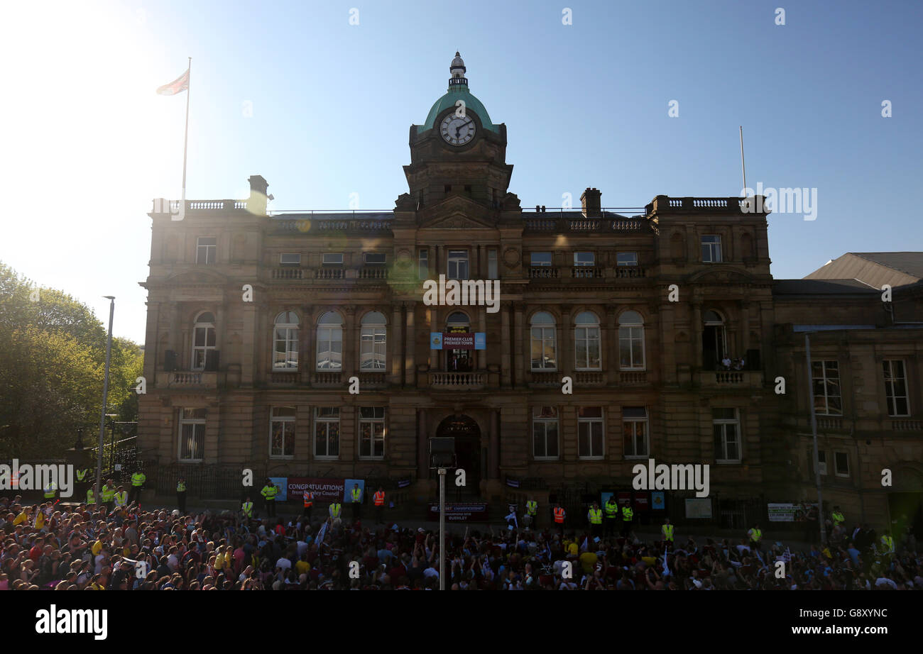 Burnley FC - Sky Bet Championship - Champions Parade. Ein Blick auf die Menge während des Bürgerempfangs im Rathaus in Burnley. Stockfoto