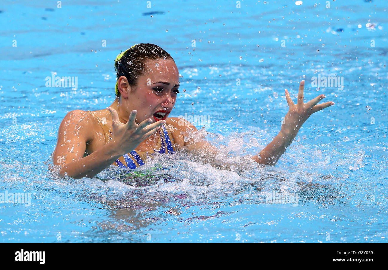 Die ukrainische Anna Voloshyna tritt im Finale des Solo Free Synchronized Swimming am zweiten Tag der Europameisterschaft im Londoner Wassersportzentrum in Stratford auf. DRÜCKEN SIE VERBANDSFOTO. Bilddatum: Dienstag, 10. Mai 2016. Sehen Sie sich die Geschichte von PA DIVING London an. Das Foto sollte lauten: John Walton/PA Wire. Stockfoto