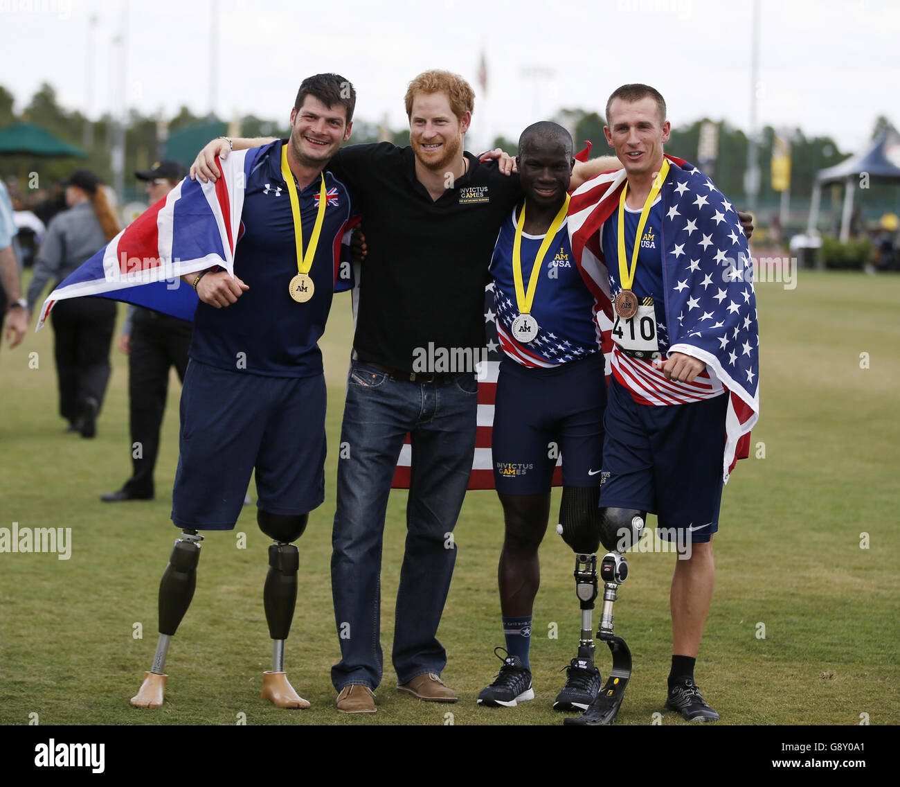 Prinz Harry (zweiter links) steht mit dem ehemaligen Armeekapitän David Henson (links), der die Goldmedaille für das Team UK während der Leichtathletik-Veranstaltung gewann, zusammen mit zwei anderen Medaillengewinner, bei den Invictus Games 2016 bei ESPN Wide World of Sports in Orlando, Florida. Stockfoto
