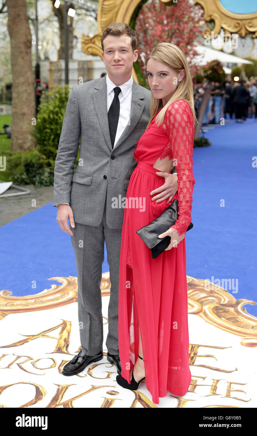 Ed Speleers und Asia Macey bei der Europa-Premiere von Alice Through the Looking Glass im Odeon Leicester Square in London. DRÜCKEN Sie VERBANDSFOTO. Bilddatum: Dienstag, 10. Mai 2016. Siehe PA Story SHOWBIZ Alice. Bildnachweis sollte lauten: Daniel Leal-Olivas/PA Wire Stockfoto