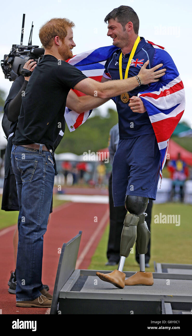 Prinz Harry (links) präsentiert ehemaligen Armeekapitän David Henson mit einer Goldmedaille für Team UK während der Track and Field Event bei den Invictus Games 2016 bei ESPN Wide World of Sports in Orlando, Florida. Stockfoto