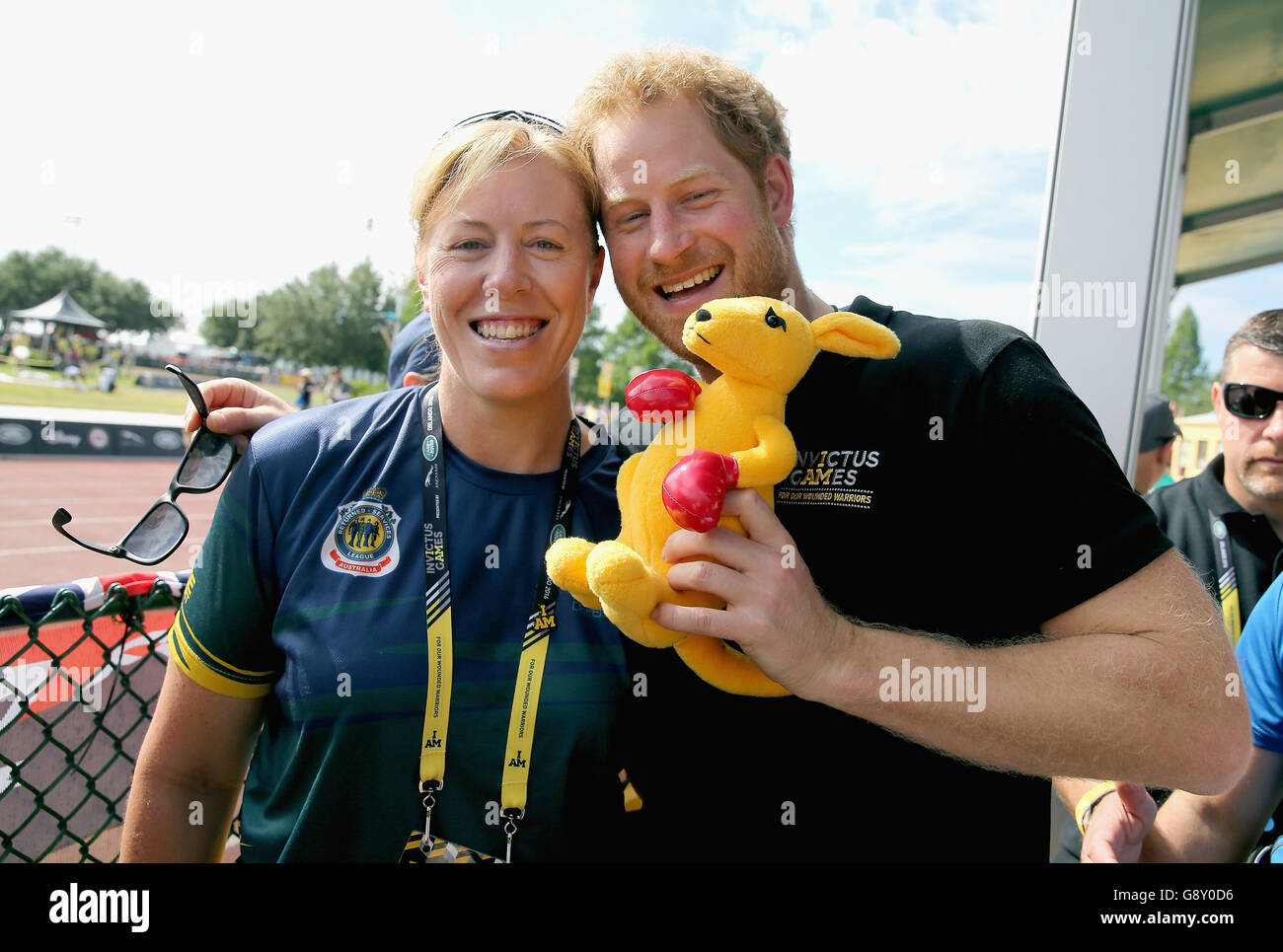 Prinz Harry trifft einen australischen Fan bei den Invictus Games 2016 bei ESPN Wide World of Sports in Orlando, Florida. Stockfoto