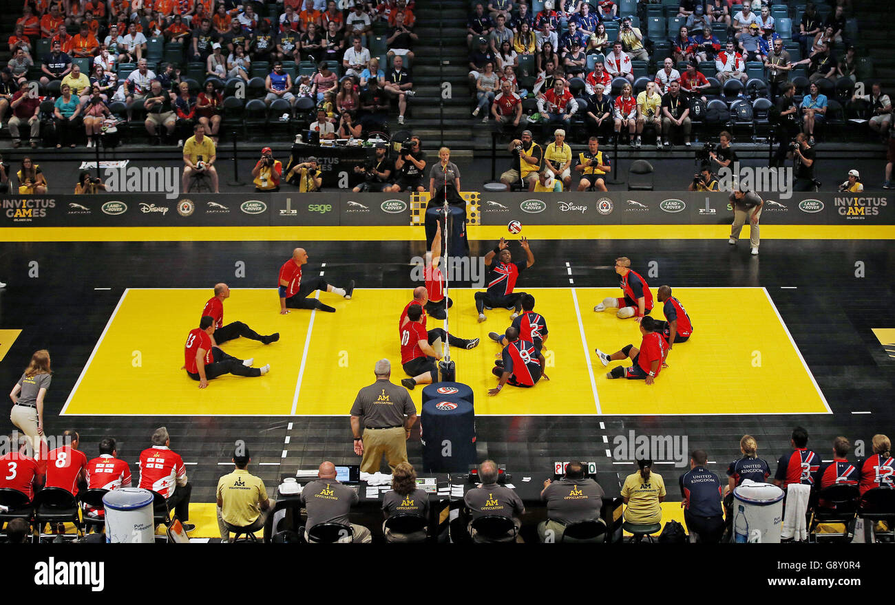 Die britische Volleyballmannschaft (rechts vom Gericht) spielt im Halbfinale gegen Georgien bei den Invictus Games 2016 bei ESPN Wide World of Sports in Orlando, Florida. Stockfoto