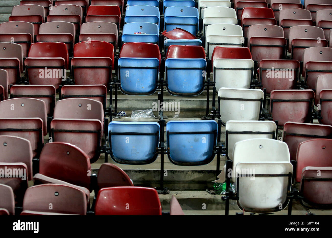 West Ham United / Manchester United - Barclays Premier League - Upton Park. Beschädigte Sitze nach dem Spiel der Barclays Premier League im Upton Park, London. Stockfoto