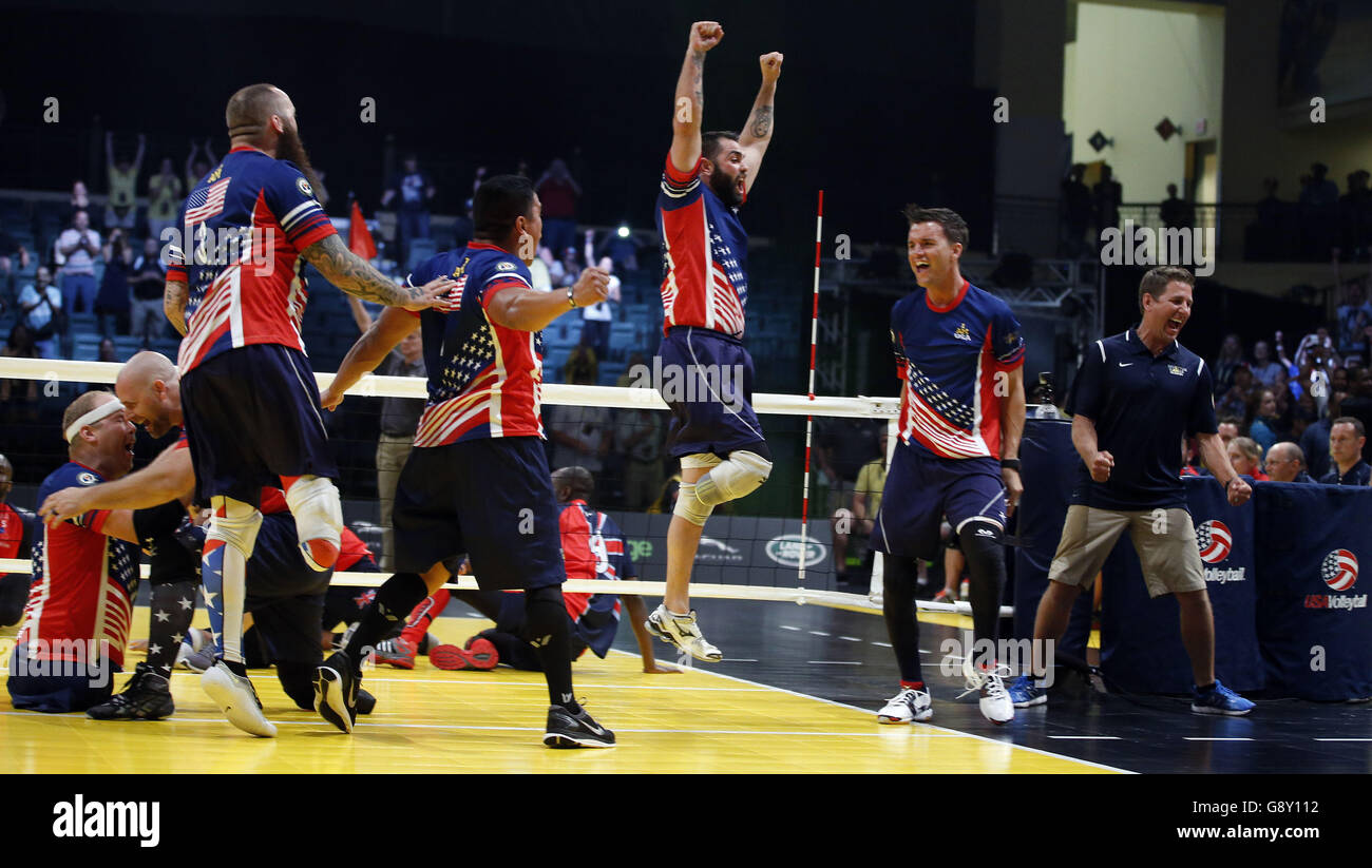 Das in den Vereinigten Staaten von Amerika sitzende Volleyballteam tritt im Finale der Invictus Games 2016 bei der ESPN Wide World of Sports in Orlando, Florida, bei ihrem Goldmedaillenspiel gegen Großbritannien an. Stockfoto